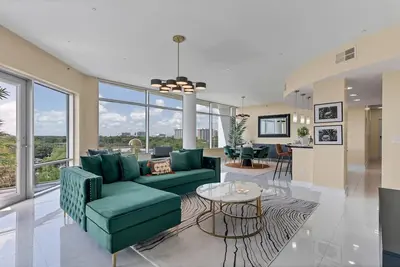 Image de Fl King Velvet Suite- 3bdrm/2Bath-2000 sq ft