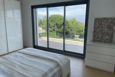 Image de Luxe et Sérénité sur la Côte d'Azur : Villa de Rêve à Golfe-Juan