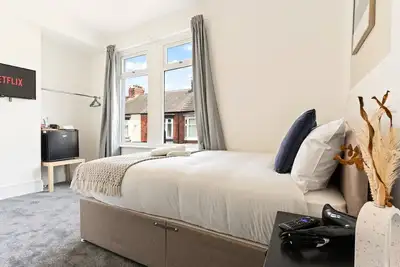 Image de 4 Bedroom 4 Bathroom House • Town Centre • Free Parking • Fast WiFi • Smart TVs
