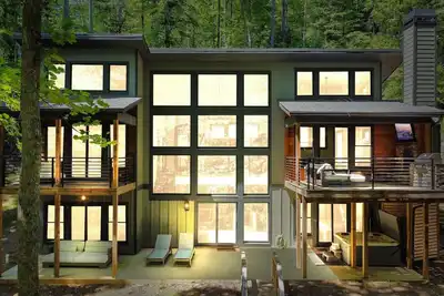 Image de Creekside Style ~ Amazing Creek Views w/ Hot Tub, Fire Pit & Game Room