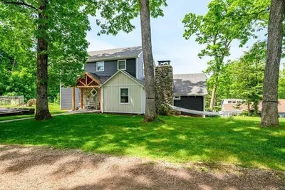 Image de Remodeled, Family-Friendly Home in Private Community on Candlewood Lake