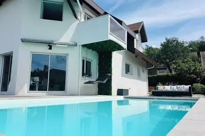 Image de Magnifique villa au calme avec piscine et vue lac