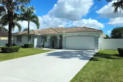 Image de Oasis ensoleillée avec piscine et barbecue. Entre les Florida Keys et Miami!
