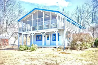 Image de Serene lakefront Chalet- family, pet friendly with lake views and private beach!