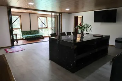 Image de Penthouse Suite + Loft Apartment Sleeps 8
