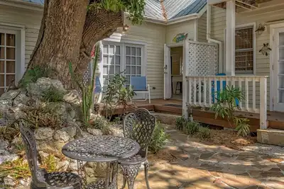Image de Hidden Oasis 3 blocks from Duval