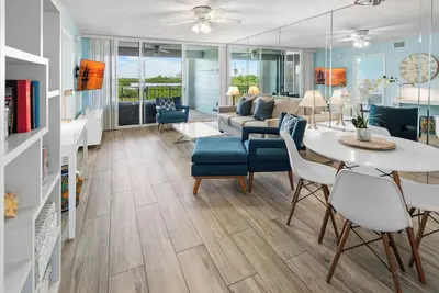 Image de Moondance condo at La Brisa across Smather's Beach