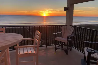 Image de The Pelican, a spacious condo right on the beach with panoramic ocean views