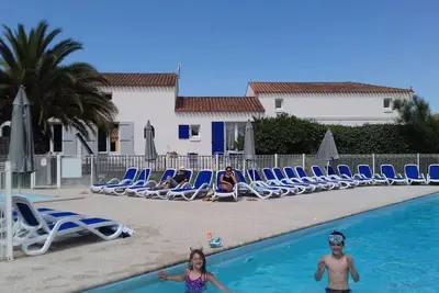 Image de Oléron 400 m plage avec piscine commune.