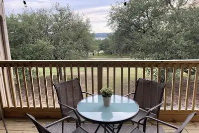 Image de Lake retreat with golf cart included \nBlock to private beach