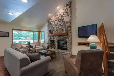 Image de The Rushes: Elegant 2br Condo with Lake View, Indoor Pool, & Hot Tub