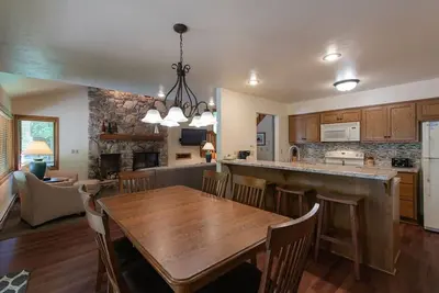 Image de Lakefront: 2br Condo with Fireplace, Hot Tub, and Balcony