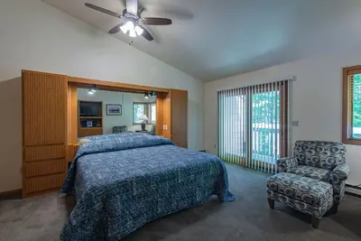Image de Lakefront 2br Condo: Fireplace, Balcony, & Indoor Pool at The Rushes