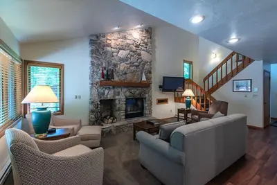 Image de 2br Lakefront Condo: Balcony, Hot Tub, & Fireplace