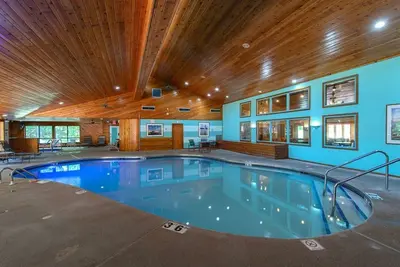Image de Experience The Rushes: 2br Condo with Fireplace & Lake View