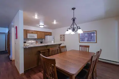 Image de Lakefront 2br Condo: Balcony, Hot Tub, & Sauna at The Rushes