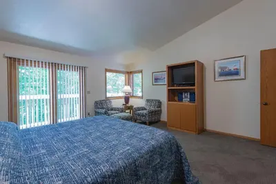 Image de 2br Lakefront Condo: Sauna, Indoor Pool, & Stunning Views