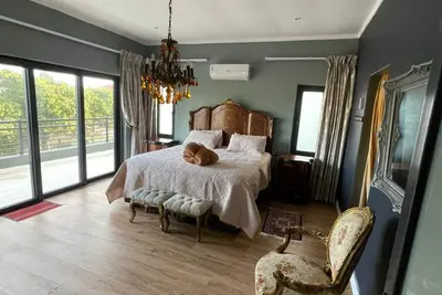 Image de Indulge into our beautiful Sunset Vista villa, 5min away from the beach.