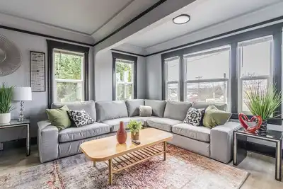 Image de Spacious 9br Ballard Craftsman perfect for groups