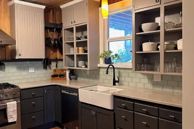 Image de Home in quiet neighborhood close to downtown