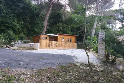 Image de Grand chalet en bois, niché au cœur de la nature, offrant vue magnifique