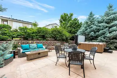 Image de Modern Cabin Vibe, With great back yard to relax in. New furnishings and hot tub