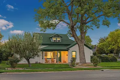 Image de Newly Renovated Home with Space, Comfort & Modern Amenities in Central Location
