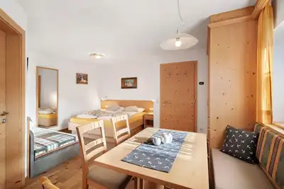 Image de Studio 'Appartement Ramei' avec vue sur la montagne, jardin partagé et Wi-Fi