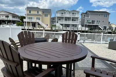 Image de Recently Renovated 3 Bedroom 1 Bath Clean Waterfront home with 50' Dock