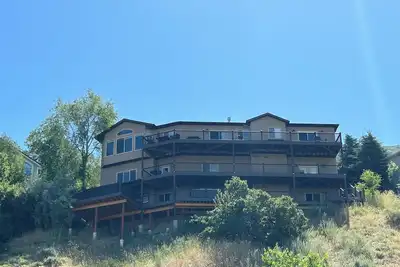 Image de Luxury Home With Amazing City/Lake Views, 3 Lrg Decks, & Minutes To Ski Areas