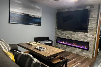 Image de Freshly remodeled house minutes away from downtown, golf courses + Big back yard