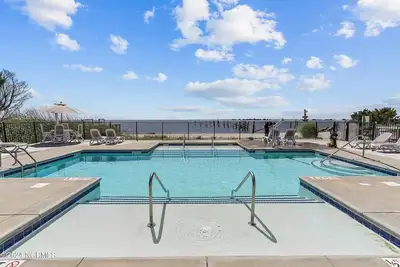 Image de No Cleaning Fee! Brand New Double Queen Studio Condo w/ Waterfront Pool + Beach