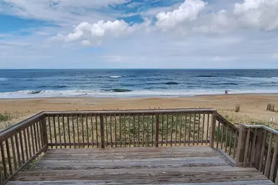 Image de Nags Head Oceanfront - Spacious - Private Pool - Hot Tub - Dog Friendly