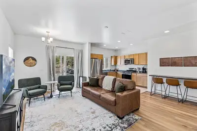 Image de Modern 2bd/2King Sleep-friendly Home, 5min to Downtown. Built in 2024 - all new!