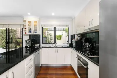 Image de Urban Elegance: Luxe 3-Bedroom Home in Lane Cove