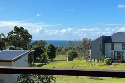 Image de Ques R & R at Orchid Beach. Water views with sea breeze. Relaxing Holiday House.