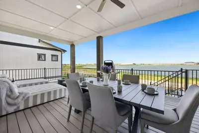 Image de New Luxury Waterfront with Views!