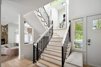 Image de Beautifully decorated executive home with a great location. \n