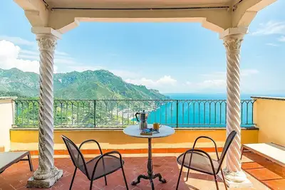 Villa Ricordo: An elegant and welcoming ancient house which faces the sun and the sea, with Free Wi-Fi.