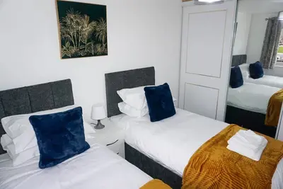 Image de Three-bedroom semi-detached house in Wigan for contractors and individuals