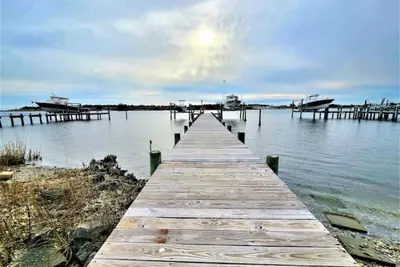 Image de Two Waterfront homes with two private docks, two hot tubs, Seven bedrooms and 4 bathrooms with boat lift.