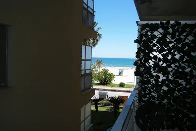 Image de Appartement familial en 1ère ligne à Playa de Gandía - 2 chambres, terrasse, A/C, parking inclus