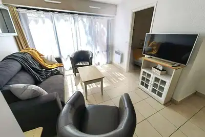 Image de Magnifique T2 rénové, climatisé, 4 pers avec terrasse sud, parking, piscine chauffée et mini club
