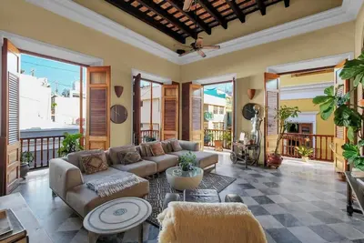Image de Live Like a Rum Baron in a 200 Year Old Mansion!