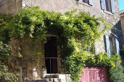Image de Maison de charme ancienne, au calme, indépendante, au centre d'un petit village