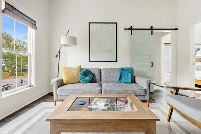Image de Shem Creek Bungalow: Coastal Comfort Redefined