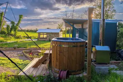 1920's Showman's Carriage with wagon, cinema, hot tub & stunning views by river!
