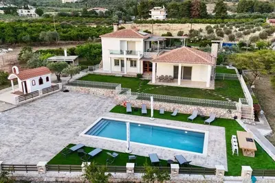 Image de Villa & private pool nestled in beautiful olive grove min from OldTown Nafplio!