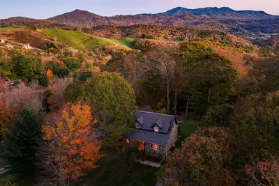 Image de Life's a Beech: Charming 3, 000sqft Cabin with Hot Tub, Fire Pit + Game Room!