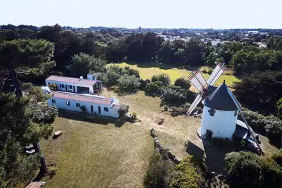 Image de Unique Windmill And Farmhouse With Timeless Beauty